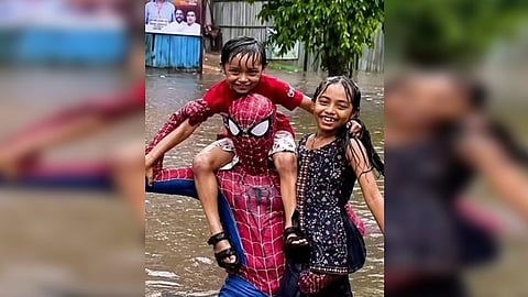 போக்குவரத்தை சரி செய்து குழந்தைகளுக்கு உதவிய ஸ்பைடர் மேன்