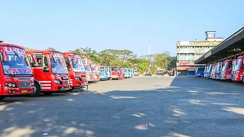 அரசு பஸ்களில் பெண்களுக்கு இலவச பயணம்: தனியார் பஸ் உரிமையாளர்கள் வேலைநிறுத்தம்