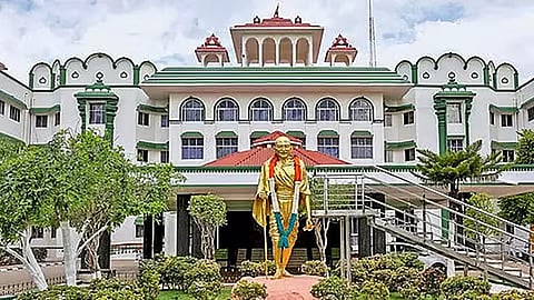 கரூரில் உயிரிழந்தவர்கள் குடும்பத்திற்கு தற்காலிக பணி வழங்கலாம்: மதுரை ஐகோர்ட்டு உத்தரவு