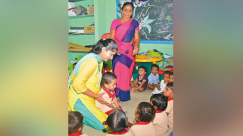 அங்கன்வாடியில் மகனை சேர்த்த பெரம்பலூர் கலெக்டர்