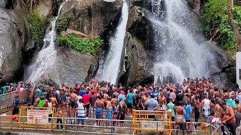 வார விடுமுறை: குற்றாலத்தில் அலைமோதும் சுற்றுலா பயணிகள் கூட்டம் - அருவிகளில் ஆனந்த குளியல்