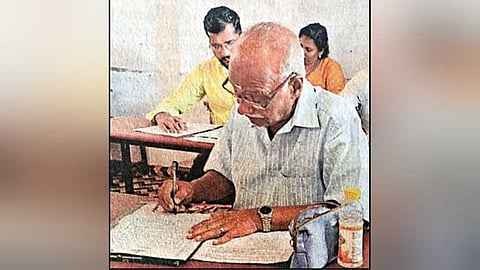 61 ஆண்டுகளுக்கு பிறகு பிளஸ்-1 தேர்வில் தேர்ச்சி பெற்ற 77 வயது முதியவர்!