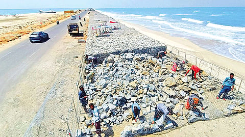 தனுஷ்கோடி தெற்கு கடற்கரையில் கல் சுவர் அமைக்கும் பணி தீவிரம்