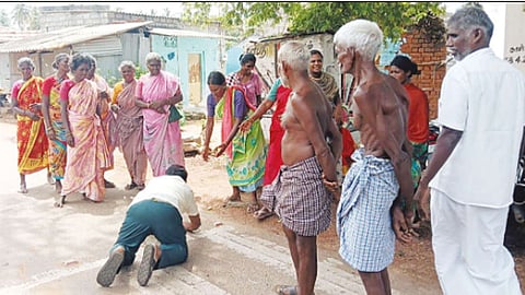 வரி பாக்கி காலில் விழுந்து வசூல் செய்த ஊராட்சி செயலாளர்