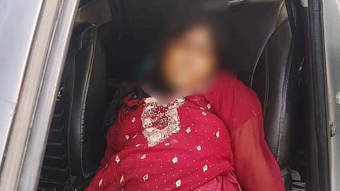 நடத்தையில் சந்தேகம்: காரில் மனைவியை கழுத்தை நெரித்து கொன்ற இளைஞர்