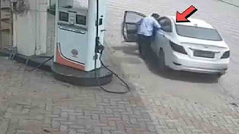 ஹரியானாவில் கார் ஓட்டுநர் பெட்ரோல் பல்க் கூழியரை இழுத்துச் சென்றார்