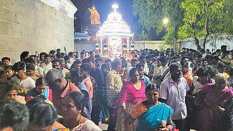 காஞ்சிபுரம் குமரக்கோட்டம் முருகன் கோவிலில் வெள்ளி தேரோட்டம் நடைபெற்றது.