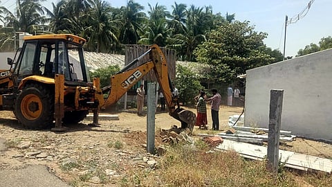 மடத்துக்குளம் அருகே வாய்க்கால் ஆக்கிரமிப்பு அகற்றம்