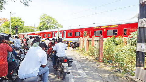ரெயில்வே கேட் பகுதியில் நடு வழியில் நின்ற பாமணி ரெயில்: வாகன ஓட்டிகள் அவதி