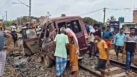 தண்டவாளத்தை கடக்க முயன்ற கார் மீது ரெயில் மோதி விபத்து - 4 பேர் பலி