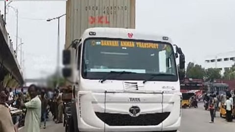 சென்னையில் லாரி மோதி தாய், குழந்தை உயிரிழப்பு