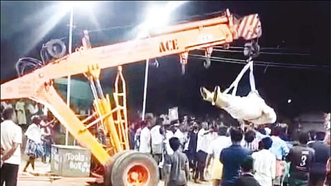 மொரப்பூர் அண்ணல் நகரில் வைப்பதற்காக அம்பேத்கர் சிலை கொண்டு வந்ததால் பரபரப்பு