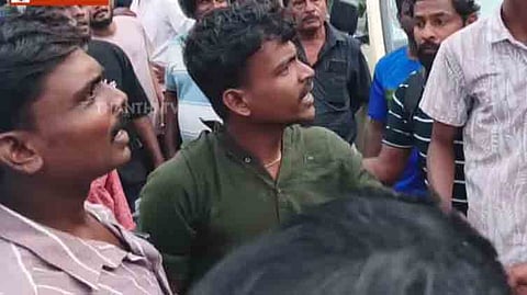 குடிபோதையில் ஆம்புலன்ஸ் ஓட்டிய ஒட்டுநரை பொதுமக்கள் பிடித்து அடித்தனர்.