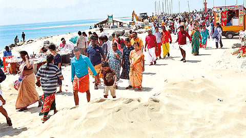 தனுஷ்கோடி அரிச்சல் முனையில் சாலையை மூடிய மணலால் சுற்றுலா பயணிகள் அவதி