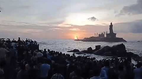 கன்னியாகுமரியில் சூரிய உதயம் காண குவிந்த சுற்றுலா பயணிகள்