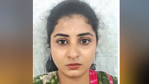 நகை திருடிய வழக்கில் ராதிகா கைது