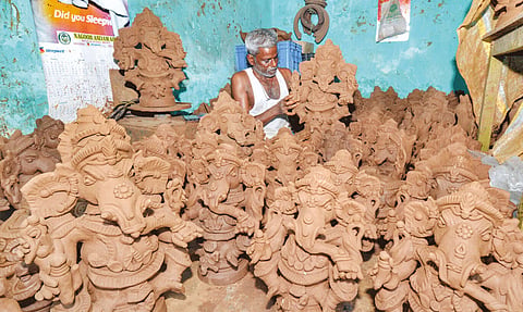 விநாயகர் சதுர்த்தியையொட்டி வேலூரில் சிலைகள் தயாரிக்கும் பணி தீவிரம்