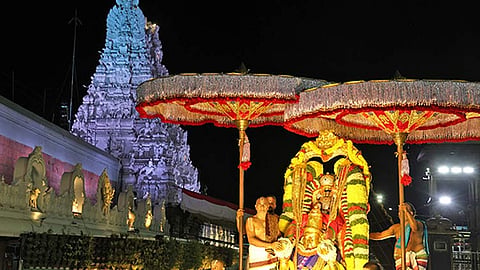 திருப்பதி ஏழுமலையான் கோவிலில் மலையப்ப சுவாமி வீதி உலா