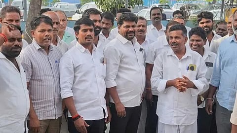 சி.வி.சண்முகத்தின் ஆதரவாளர்கள் 500-க்கும் மேற்பட்டோர் அதிமுகவில் இருந்து விலகல்
