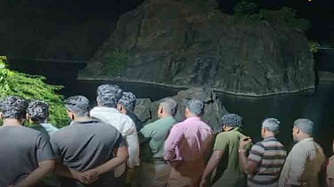 கன்னியாகுமரி அருகே கல்குவாரியில் விழுந்து 2 இளைஞர்கள் உயிரிழந்தனர்.