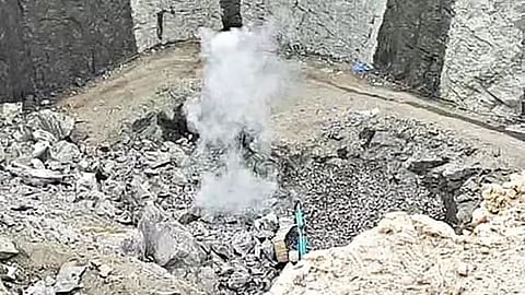 கல்குவாரிகளை நிரந்தரமாக மூட வலியுறுத்தி சாகும் வரை உண்ணாவிரதத்தை துவக்கிய விவசாயி
