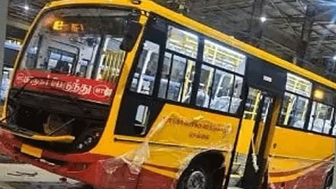 தவெக கொடி, நிறத்தில் வர்ணம் பூசப்பட்ட மாநகர பஸ்