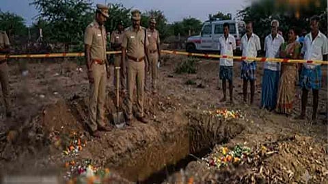 பல்லடம் அருகே ஆறாக்குளம் சுடுகாட்டில் நரபலி கொடுக்கப்பட்டதாக வதந்தி பரவியது.