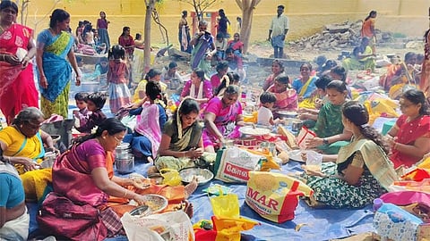 ஆடிமாதம் முதல் செவ்வாய்கிழமையை முன்னிட்டு தாழக்குடி அருகே உள்ள அவ்வையார் அம்மன் கோவிலில் ஏராளமான பெண்கள் வழிபட்டனர்.