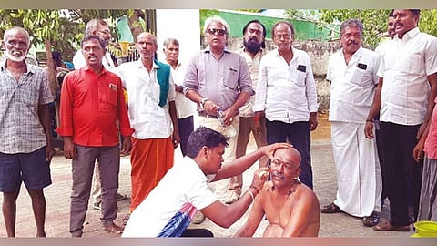 மொட்டையடித்து நூதன போராட்டம்