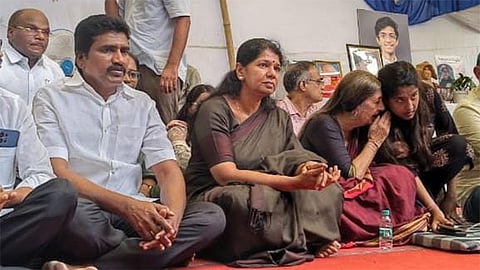 டெல்லியில் மாணவர்கள் நடத்தி வரும் போராட்டத்திற்கு தி.மு.க. எம்.பி. கனிமொழி நேரில் ஆதரவு