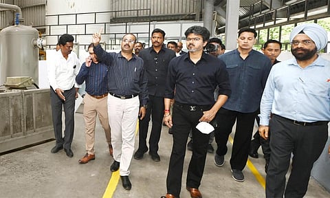 முதல்-அமைச்சர் விஜய் அணிந்து வந்த பெல்ட்டின் விலை என்ன தெரியுமா?