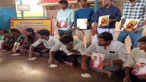 ஜனநாயகம் திரைப்பட வெற்றிக்காக மண்சோறு சாப்பிட்ட விஜய் ரசிகர்கள்.
