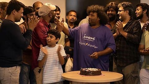யோகி பாபுவின் “காகங்கள்” படப்பிடிப்பு நிறைவு; கேக் வெட்டி கொண்டாடிய படக்குழுவினர்