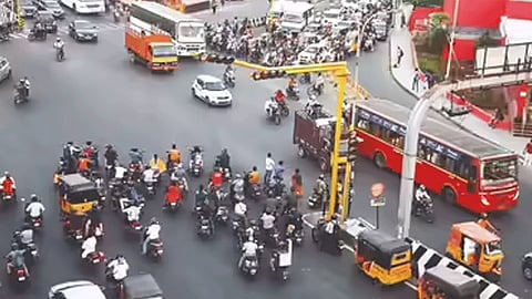 சென்னை போக்குவரத்து சிக்னல்களில் அடிக்கடி கோளாறு: சாலைகளில் நெரிசல் - என்ன காரணம்.?