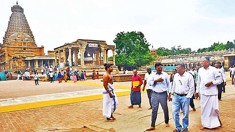 தஞ்சை பெரிய கோவிலில் தொல்லியல், அறநிலையத்துறை அதிகாரிகள் ஆய்வு