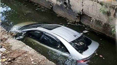 கார் கவிழ்ந்து சாக்கடை கால்வாயில் விழுந்து ராணுவ அதிகாரியின் மகன் பலி.
