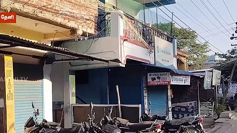 மலை கிராம மக்களை வெளியேற்றும் நடவடிக்கைக்கு எதிர்ப்பு - தேனியில் கடையடைப்பு போராட்டம்