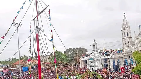 தூத்துக்குடி பனிமய மாதா பேராலய திருவிழா கொடியேற்றத்துடன் தொடங்கியது