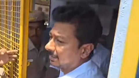 பாளையங்கோட்டை சிறையில் உள்ள திமுக எம்.எல்.ஏ.வை சந்தித்த உதயநிதி ஸ்டாலின்