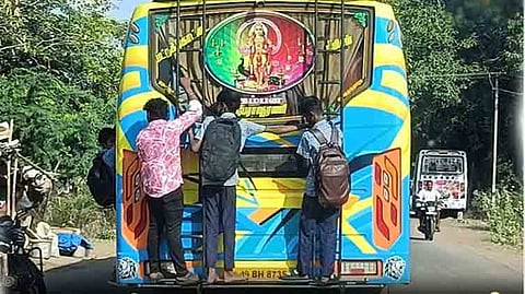 ஆபத்தான முறையில் பஸ்சில் பயனம் செய்யும் பள்ளி மாணவர்கள்.