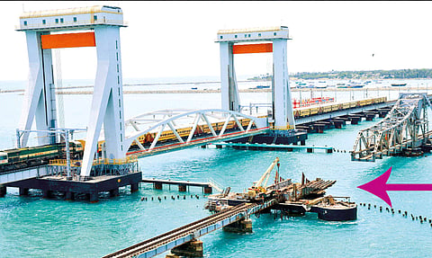 பாம்பன் பழைய தூக்குப்பாலத்தின் ஒரு பகுதி முழுமையாக வெட்டி அகற்றம்