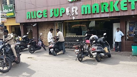 திருவள்ளூரில் பட்டப்பகலில் துணிகரம்: சூப்பர் மார்க்கெட்டில் கத்தியை காட்டி மிரட்டி ரூ.15 ஆயிரம் கொள்ளை