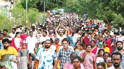 திருவண்ணாமலையில் 2-வது நாளாக பக்தர்கள் கிரிவலம் - கூட்டம் அலைமோதியது