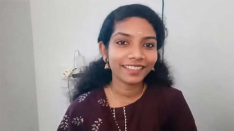 திருமணம் நிச்சயிக்கப்பட்ட நர்ஸ் ஆஸ்பத்திரி மாடியில் இருந்து கீழே விழுந்து பலி