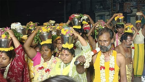 மயிலாடுதுறை வீரமா காளியம்மன் கோவில் பால்குட உற்சவம் மற்றும் காவடி உற்சவம் நடைபெற்றது.