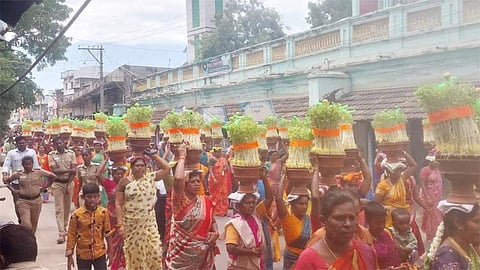 முதுகுளத்தூர் செல்லியம்மன் கோவில் ஆடி மாத முளைப்பாரி ஊர்வலம்