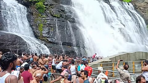 குற்றாலம் அருவிகளில் சுற்றுலா பயணிகள் குளிக்க அனுமதி