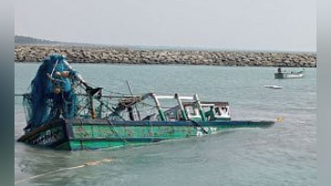 படகு கடலில் மூழ்கியது