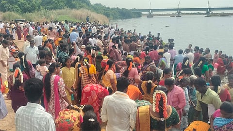 ஆடிப்பெருக்கு கொண்டாட்டம்.. சிதம்பரம் அருகே கொள்ளிடம் ஆற்றில் திரண்ட மக்கள்!