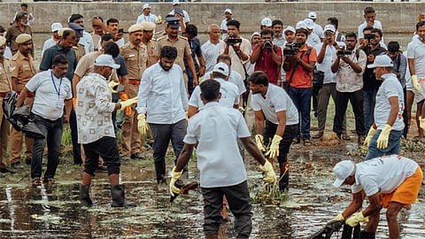 மதுரை: வைகை ஆற்றை தூய்மை செய்யும் பணியில் ஈடுபட்ட அண்ணாமலை
